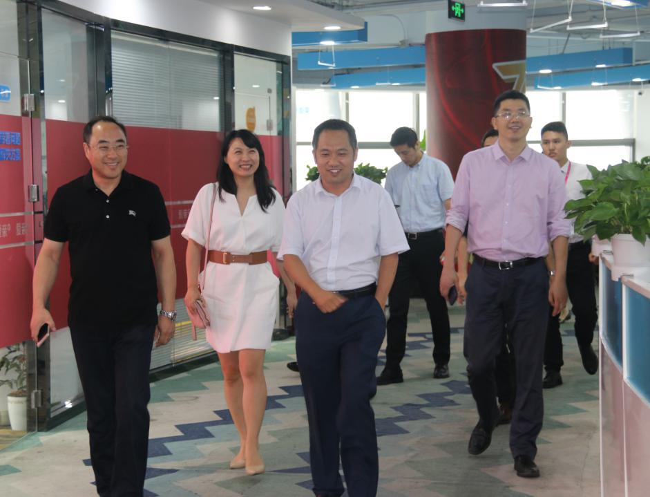 圖2：愛親母嬰領導陪同伊利領導參觀愛親內部