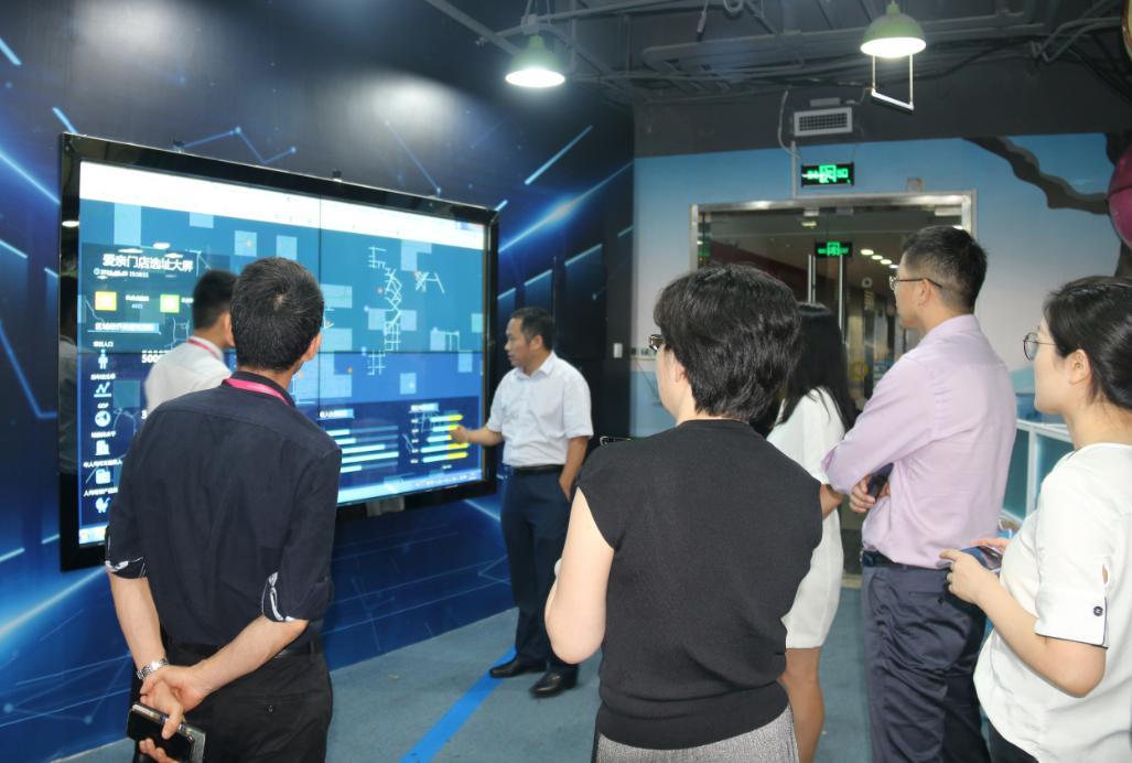 圖3：愛親母嬰董事長陳敬紅先生為伊利領導介紹愛親數(shù)據(jù)大盤 