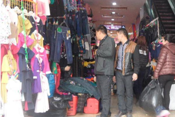 開母嬰店要去嬰兒衣服批發(fā)市場進貨嗎