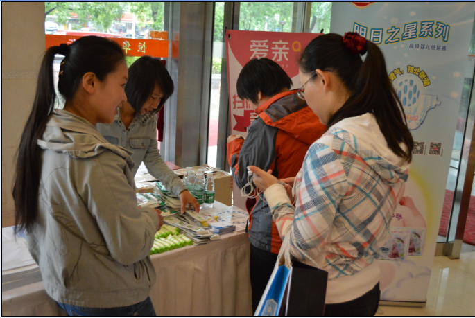 辣媽與愛親工作人員互動