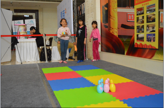 親子運動會——兒童保齡球賽現場