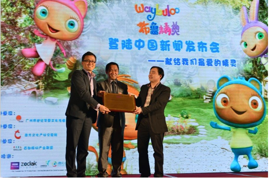  BBC代表給愛親母嬰董事長陳敬紅和世紀華恩總經(jīng)理溫劍鋒頒發(fā)授權(quán)牌