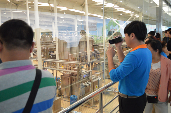 愛親母嬰加盟商參觀黃金牧場奶粉生產(chǎn)基地