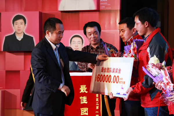 圖4：愛親母嬰董事長陳敬紅先生為2014年年度“較佳團(tuán)隊(duì)獎(jiǎng)”頒獎(jiǎng)