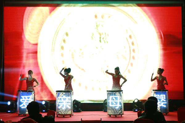 圖8：愛親母嬰2015年春節(jié)聯(lián)歡晚會(huì)&年度表彰大會(huì)精彩節(jié)目表演