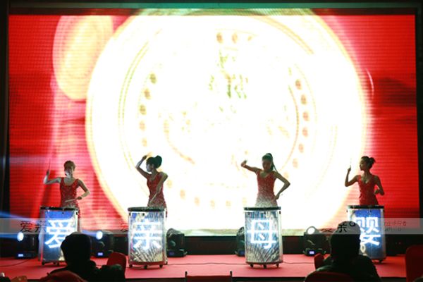   圖8：愛親母嬰2015年春節(jié)聯(lián)歡晚會&年度表彰大會精彩節(jié)目表演