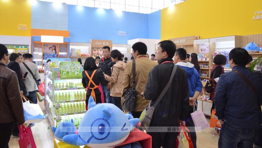 圖4：參展者參觀(guān)愛(ài)親母嬰展館