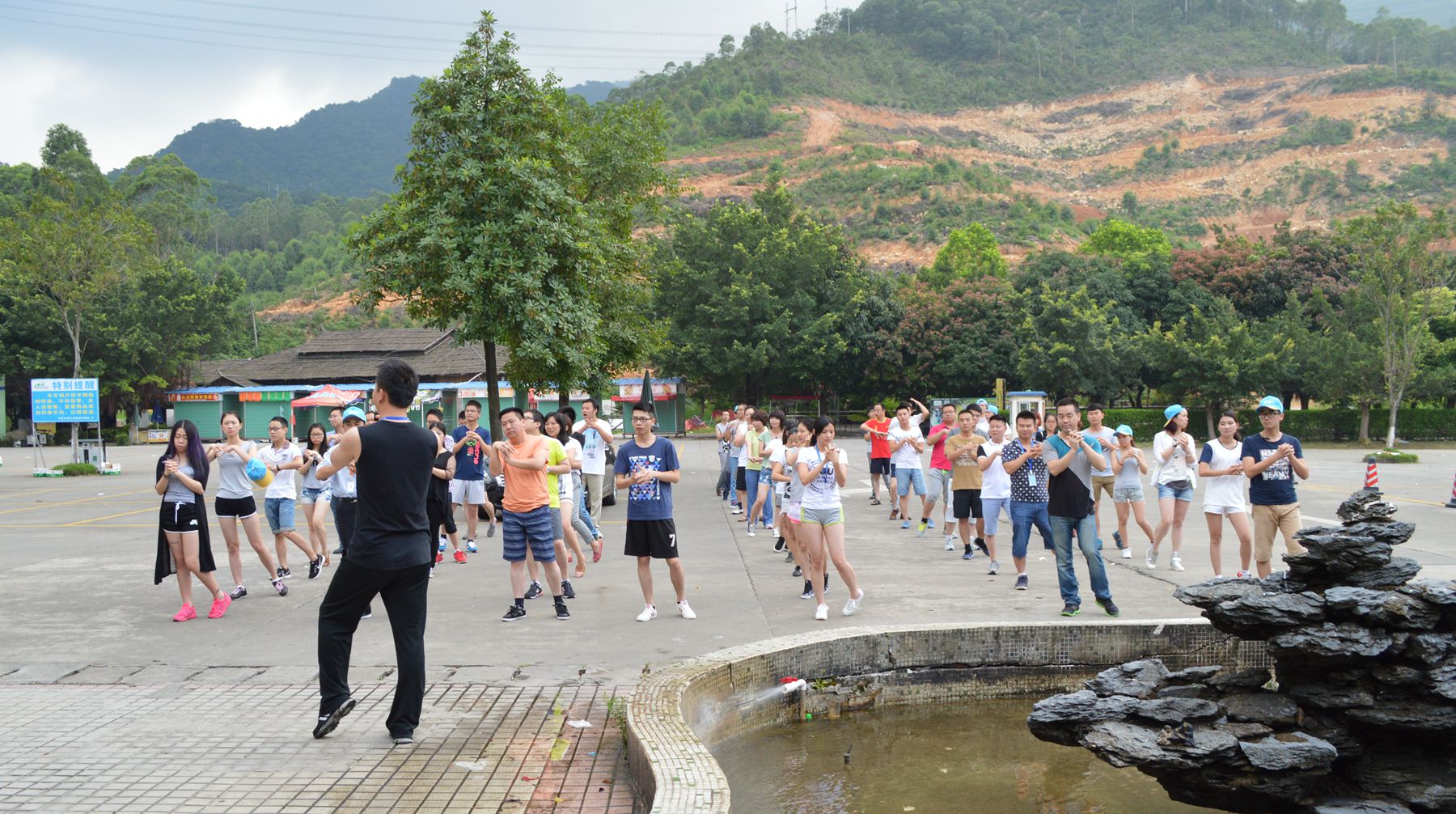 脖子扭扭，屁股扭扭，我們一起做運動！