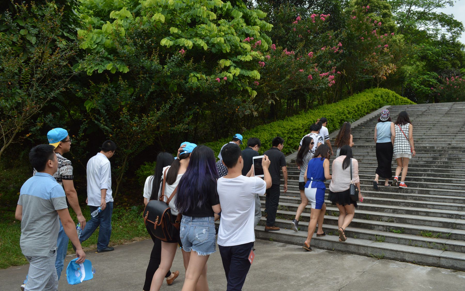 ?風和日麗，愛親母嬰家人努力攀登