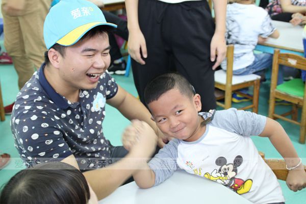 圖3： 愛(ài)親母嬰員工為聽障兒童帶去歡樂(lè)