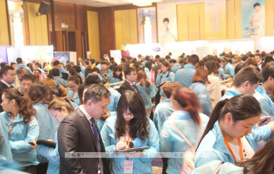圖1：愛親母嬰秋冬服紡新品發(fā)布會現(xiàn)場，加盟商積極訂貨中