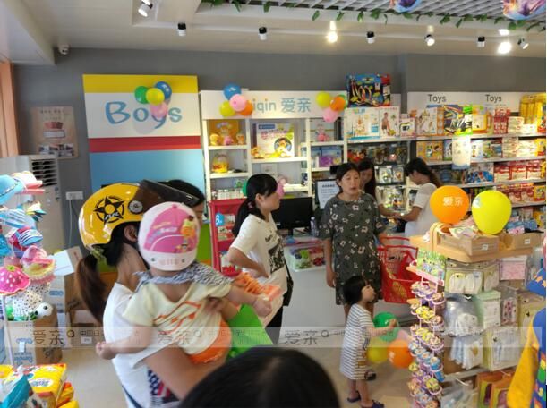 愛親母嬰加盟商藺女士的店面