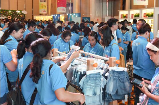 2017愛親母嬰春夏服紡新品發(fā)布會(huì)暨訂貨會(huì)上，不少加盟商都表示，當(dāng)?shù)氐膼塾H明治紙尿褲和皮皮克紙尿褲銷量非常火爆