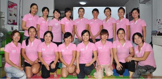 愛親母嬰有游樂(lè)場(chǎng)、游泳館、育嬰師、催乳師等增值服務(wù)，特別是育嬰師和催乳師，可解決媽媽們?nèi)粘５挠齼弘y題，深受消費(fèi)者青睞，這些體驗(yàn)服務(wù)這為口碑營(yíng)銷提供了良好的傳播保障