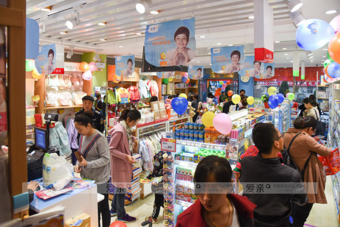 平凡大學(xué)生創(chuàng)業(yè)加盟做母嬰 三無到致富