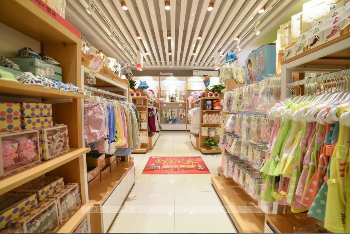 沒有齊全的產(chǎn)品，是難以綁定消費(fèi)者進(jìn)店持續(xù)消費(fèi)的，在商品的選擇上，要力求新穎，及時(shí)更新產(chǎn)品，時(shí)刻給消費(fèi)者保持新鮮感，要融入潮流元素.