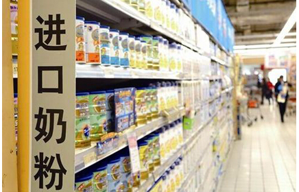 消費者在購買嬰幼兒奶粉時，一定要在正規(guī)的母嬰專賣店購買，一些不可追溯的、提供不了質(zhì)檢報告的洋奶粉就要留個心眼了