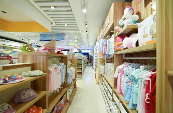 母嬰加盟店商品陳列極其重要。陳列不是簡單地理解為把商品擺放在一起，而是做到以消費者為中心，采用科學方式展示商品特性