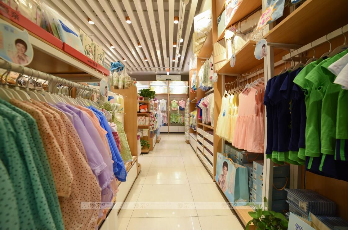 愛(ài)親貝貝是愛(ài)親的自有服紡品牌，有專業(yè)的設(shè)計(jì)研發(fā)隊(duì)伍，專注紡織布料的原材料和款式設(shè)計(jì)上下工夫，不盲目跟風(fēng)