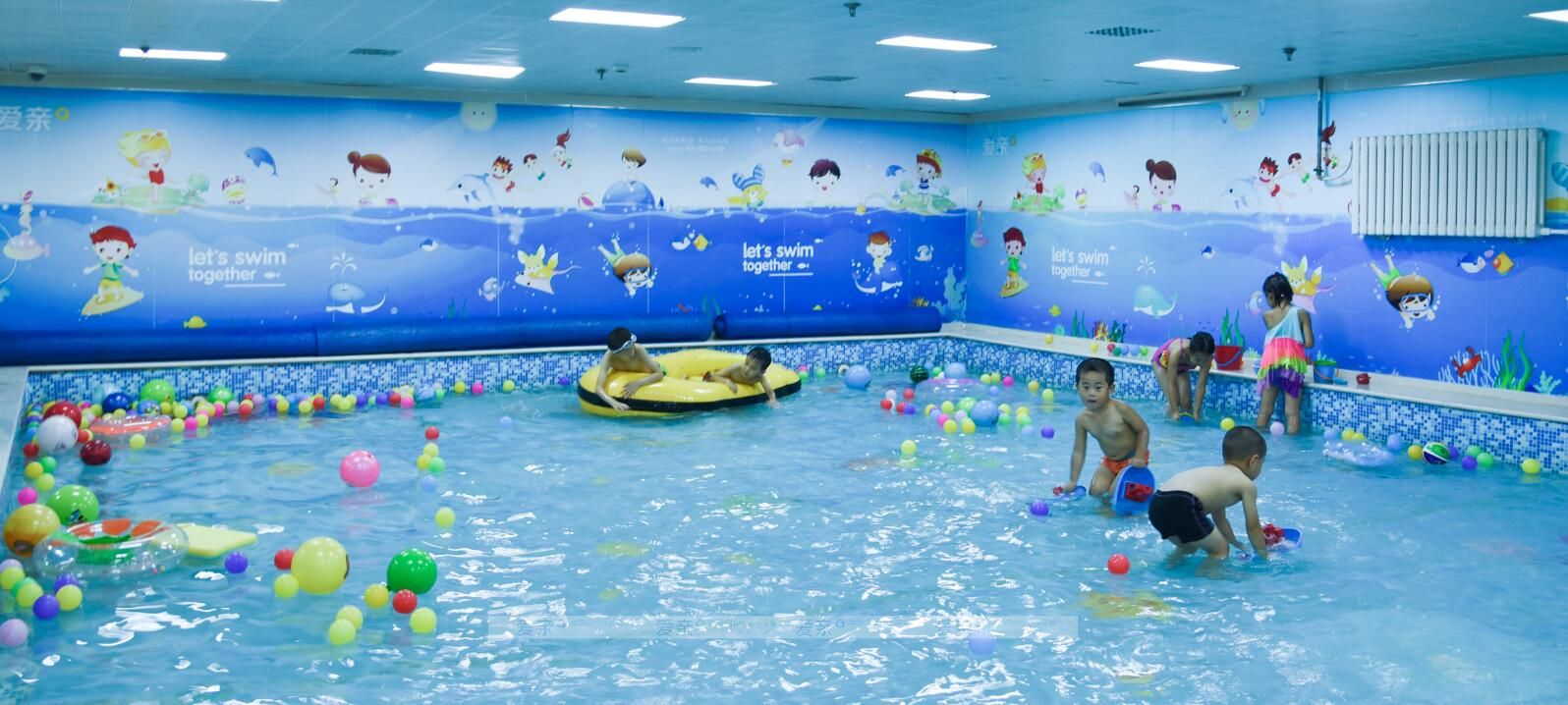 一些大型的母嬰生活館如愛親，都設(shè)有游泳館（水育中心），有水育師對寶寶進行專業(yè)服務(wù)，包括嬰幼兒游泳、洗澡和撫觸