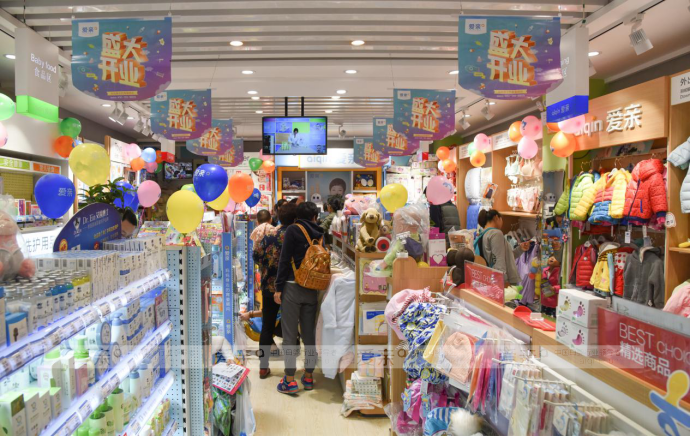 80后小夫妻 把母嬰加盟店開的火熱