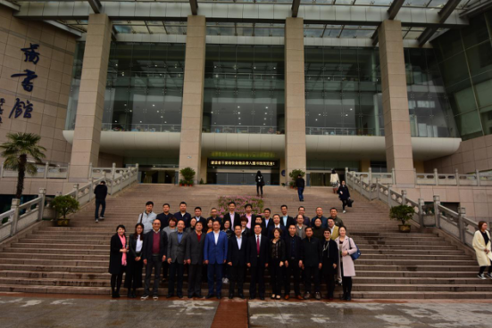 愛親母嬰董事長陳敬紅與湖北大學(xué)相關(guān)領(lǐng)導(dǎo)合影留念（圖一）