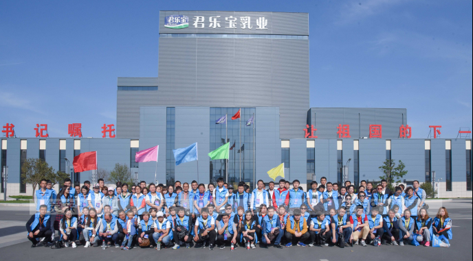 愛(ài)親母嬰加盟商參觀君樂(lè)寶公司合影留念