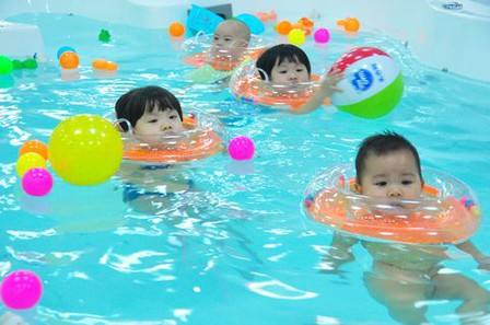 不少泳館安全措施缺乏、衛(wèi)生條件不合格、沒有專業(yè)的護(hù)理人員，亟待出臺(tái)行業(yè)規(guī)范操作準(zhǔn)則.