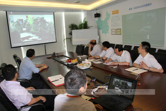 愛親母嬰領(lǐng)導(dǎo)與伊利相關(guān)領(lǐng)導(dǎo)共同觀看愛親發(fā)展建設(shè)視頻