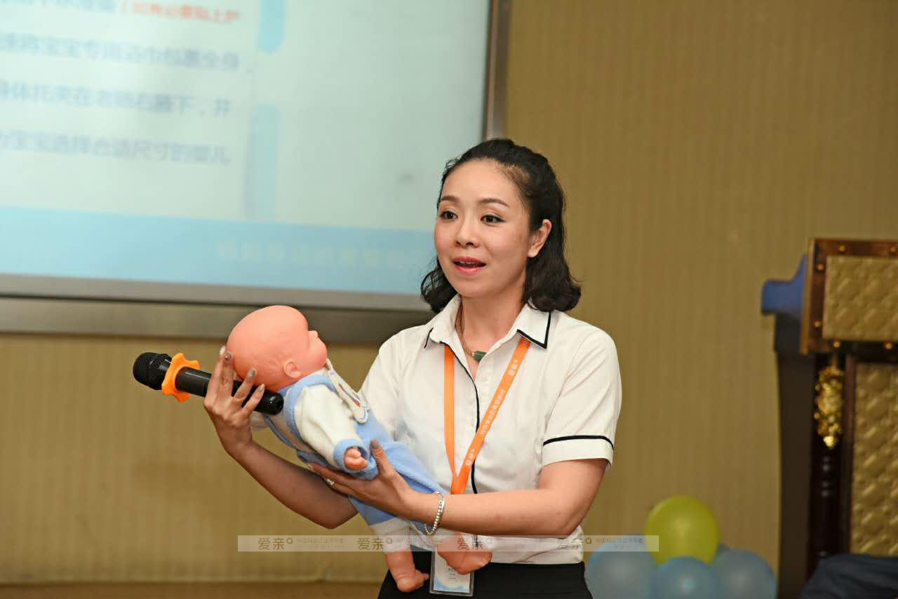 愛(ài)親母嬰培訓(xùn)講師傳授專業(yè)知識(shí)