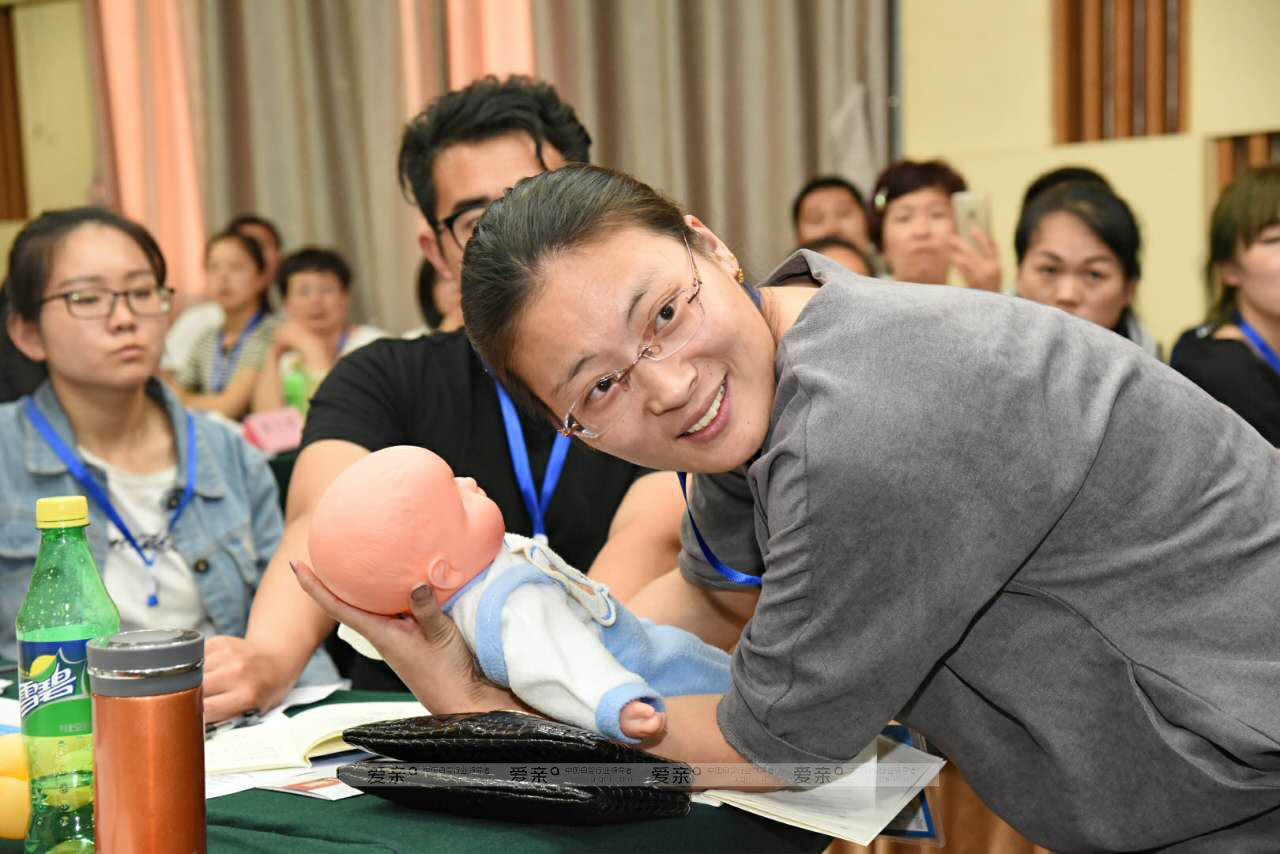 加盟商現(xiàn)場(chǎng)學(xué)習(xí)水育知識(shí)