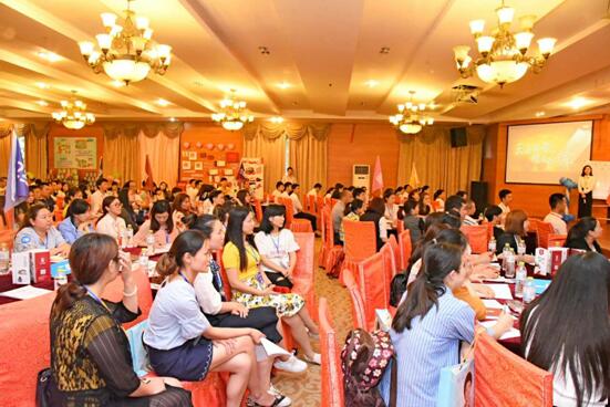 愛親西南區(qū)加盟商課堂上認真學習知識