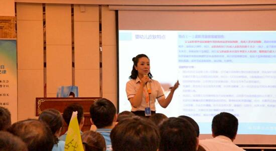 培訓(xùn)講師現(xiàn)場(chǎng)進(jìn)行洗護(hù)產(chǎn)品知識(shí)培訓(xùn)