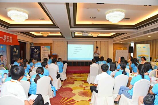 培訓(xùn)講師現(xiàn)場(chǎng)進(jìn)行紙尿褲知識(shí)培訓(xùn)