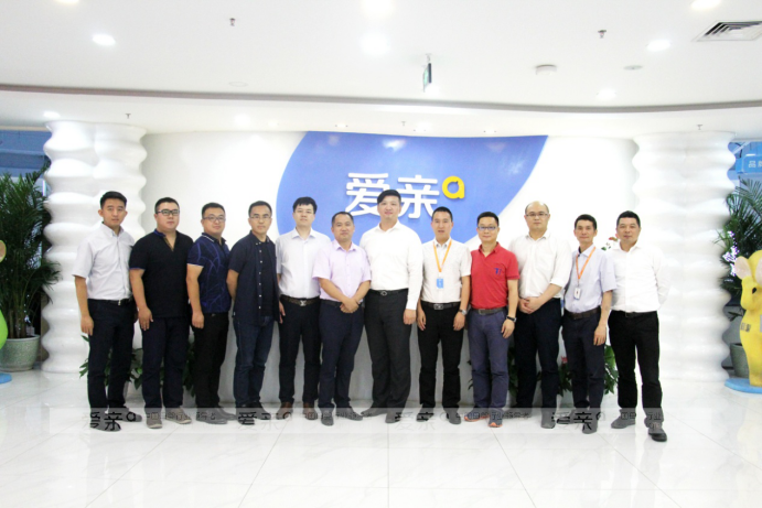 愛親董事長陳敬紅（左六）與雅培總監(jiān)吳偉（左七）等相關(guān)領(lǐng)導(dǎo)合影留念