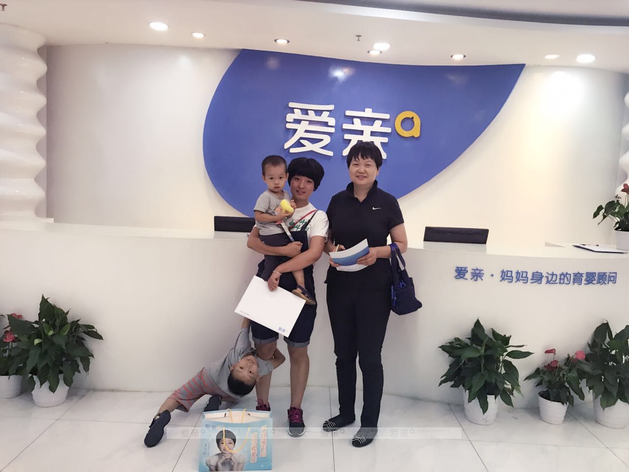 熱烈慶祝河北歷女士加盟愛親母嬰！預祝生意興??！