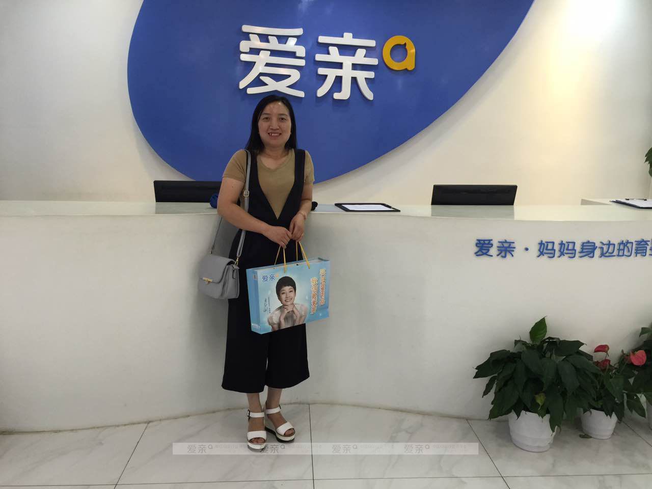 熱烈慶祝河南信陽(yáng)楊女士加盟愛親母嬰！預(yù)祝生意興??！