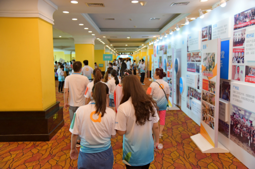 愛親門店伙伴準備入場