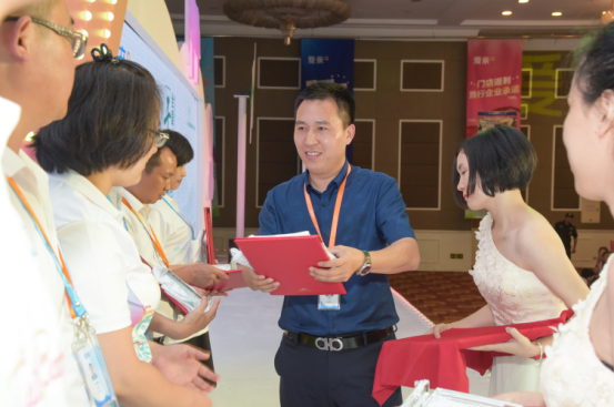 首屆愛親門店“有獎閱讀大賽”頒獎典禮隆重舉行