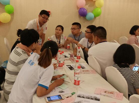 門店老板分組進(jìn)行產(chǎn)品知識(shí)演練