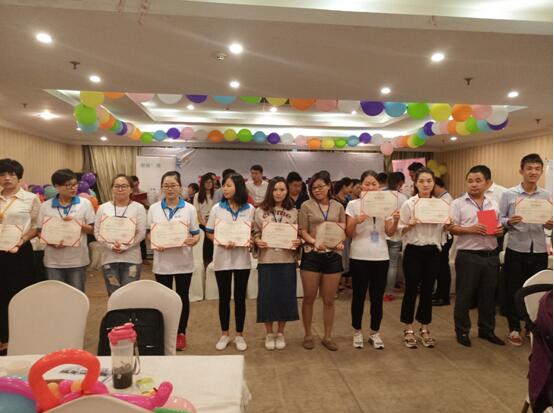 愛親華東門店團(tuán)隊(duì)展示獲勝者合影