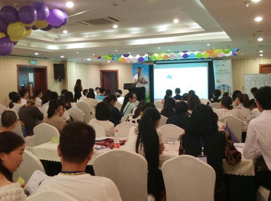 愛親門店老板認(rèn)真聽課并詳細(xì)記錄