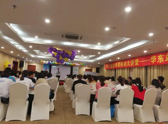 愛親門店老板認(rèn)真聽課并詳細(xì)記錄