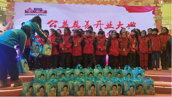 門店員工現(xiàn)場(chǎng)為貧困兒童發(fā)放愛親捐贈(zèng)的禮品