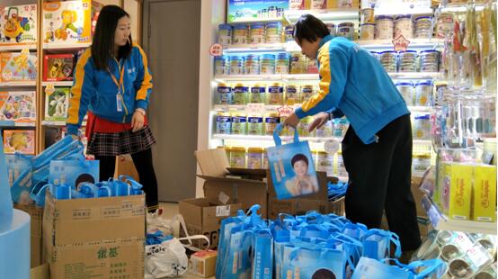 愛親包頭門店員工提前為孩子們準(zhǔn)備禮物