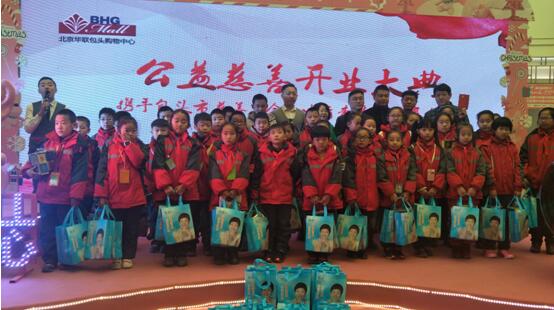 愛親李老板等捐贈(zèng)者與貧困兒的合影留念