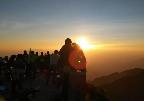 浴火重生 愛親猶如裂縫中的陽光溫暖人心
