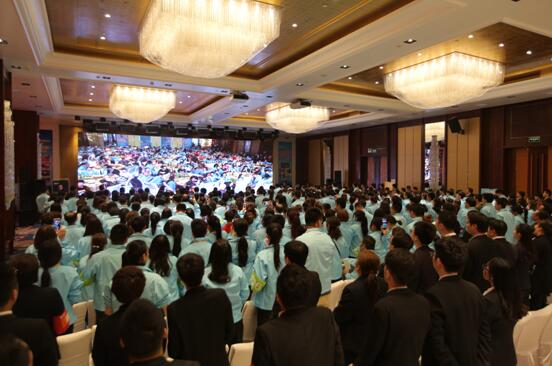 愛親2018秋冬服紡新品發(fā)布會北京站全員合唱《愛親之歌》