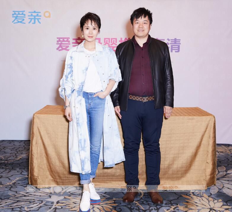 海清與愛親副總經理劉維思先生合影