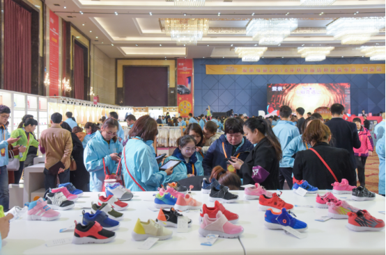 愛(ài)親2018秋冬服紡新品訂貨會(huì)現(xiàn)場(chǎng)西安站（2）